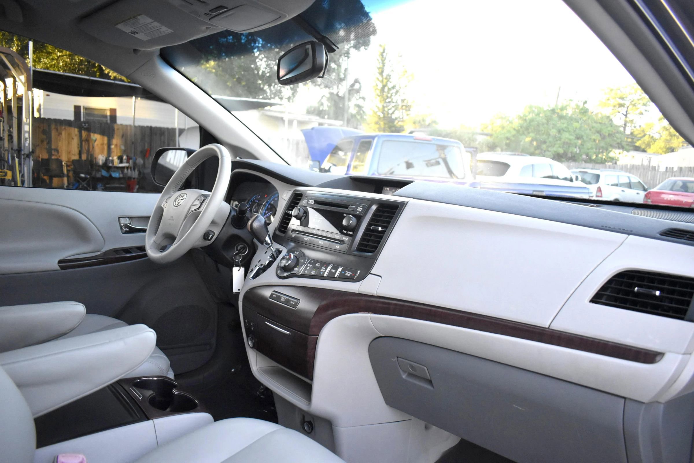 Used 2014 Toyota Sienna XLE image 18