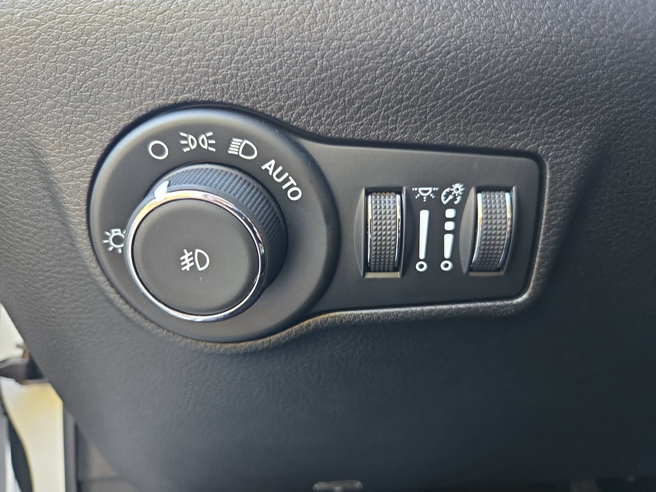 Used 2025 Jeep Compass Latitude AWD/4WD image 36