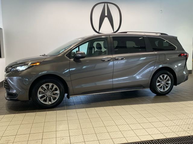 Used 2023 Toyota Sienna LE image 3