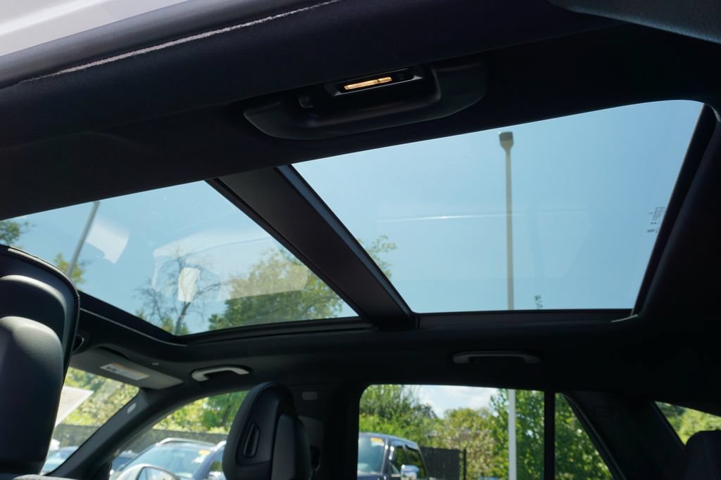 Used 2025 Mercedes-Benz GLC 300 4MATIC image 25