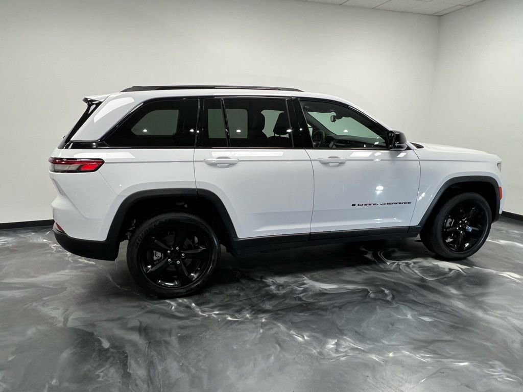 Used 2024 Jeep Grand Cherokee Altitude image 21