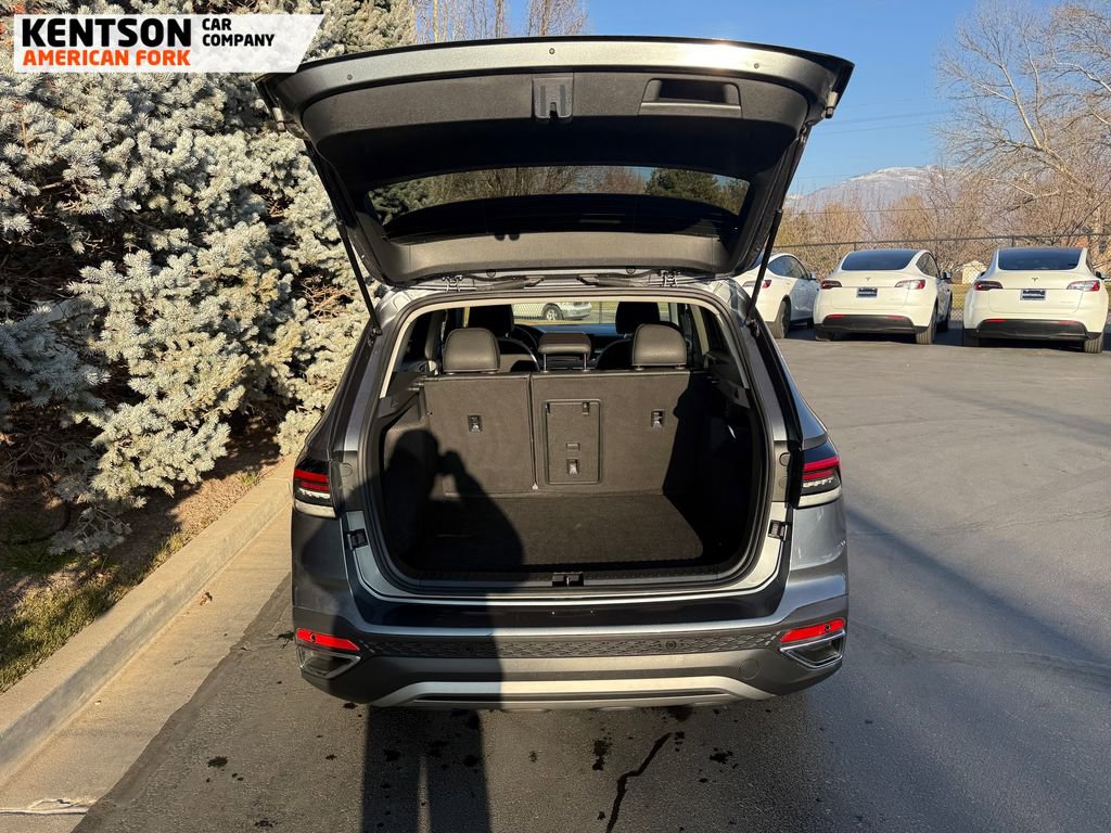 Used 2025 Volkswagen Taos SE image 35