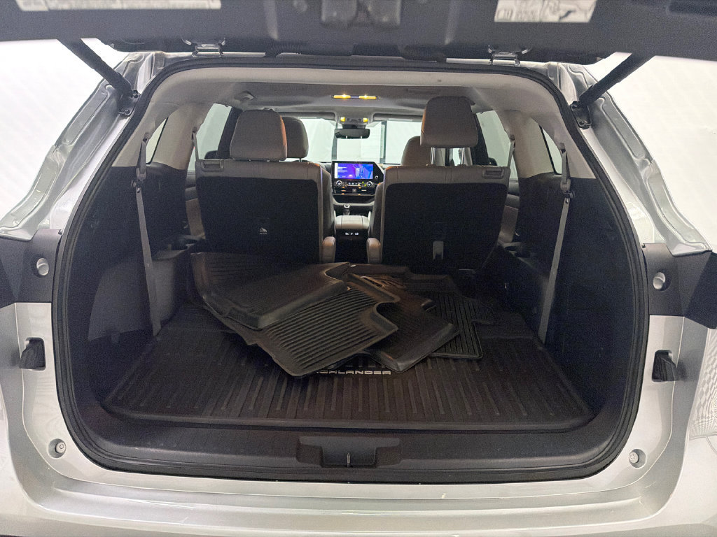 Used 2024 Toyota Highlander XLE FWD image 19