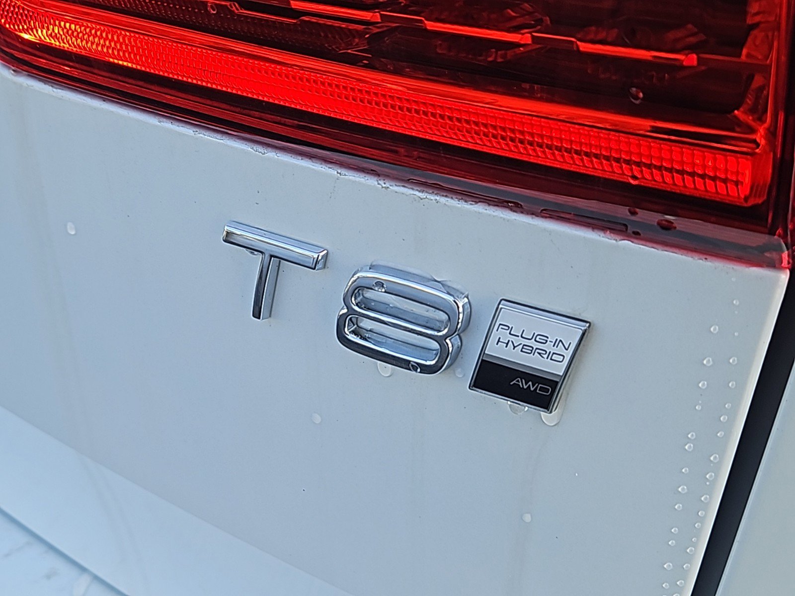 New 2025 Volvo XC60 T8 Plus w/ Climate Package image 4