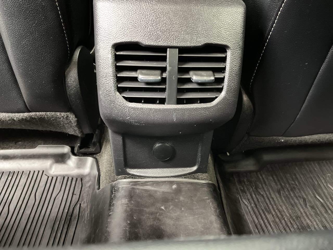 Used 2018 Ford Fusion SE w/ Equipment Group 201A FWD image 12