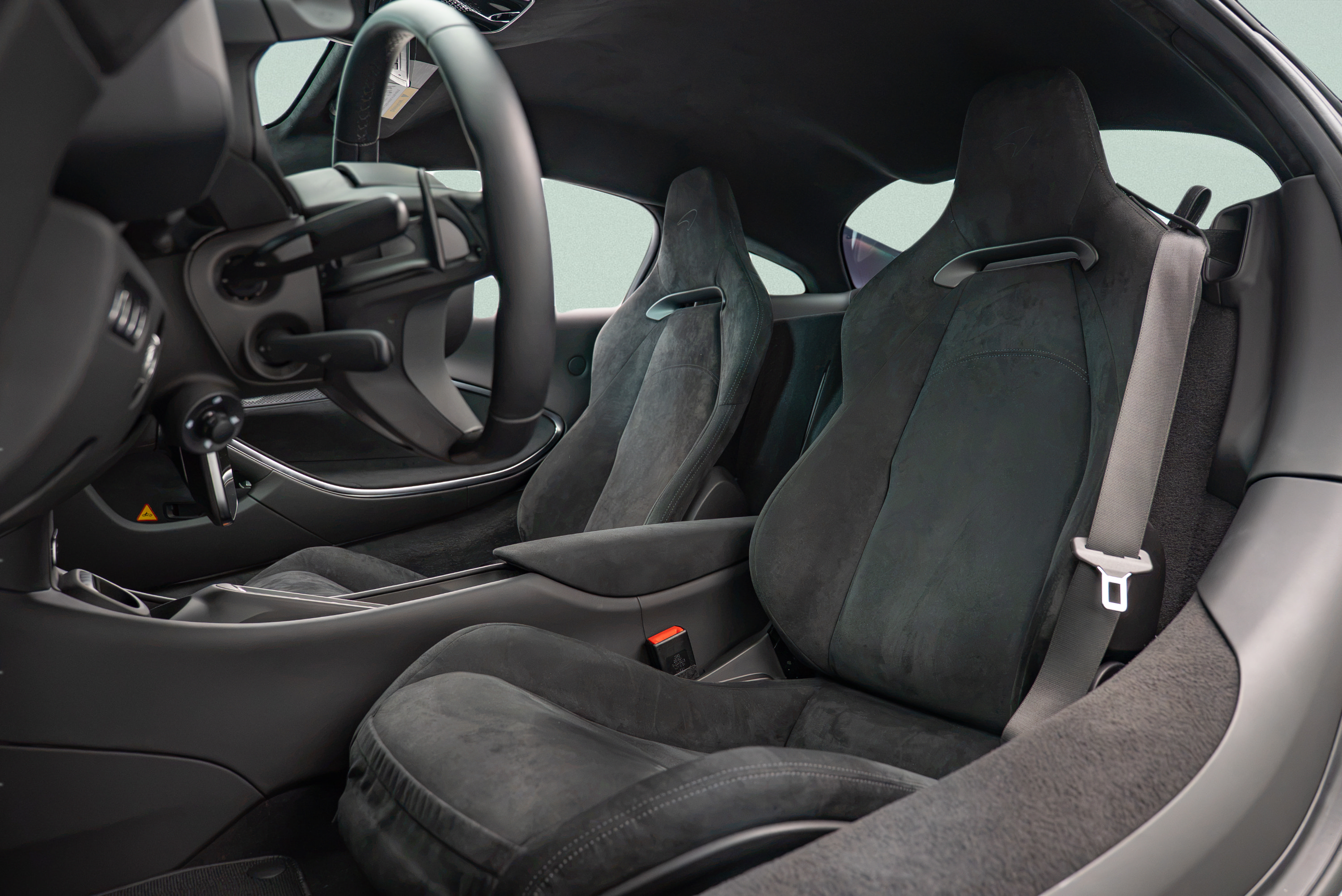 Used 2025 McLaren Artura RWD image 11
