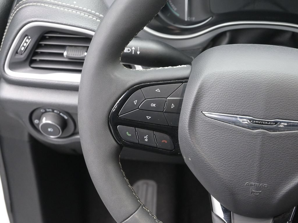 Used 2024 Chrysler Pacifica Limited FWD image 34