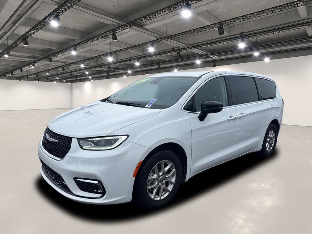 Used 2024 Chrysler Pacifica Touring-L image 3