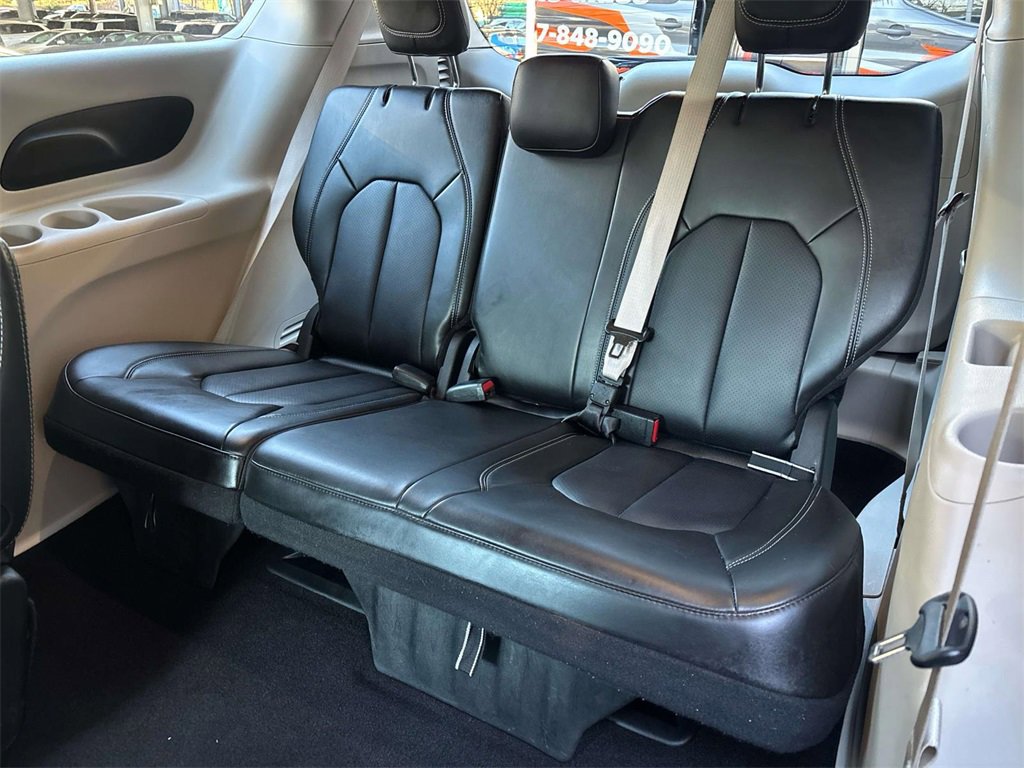 Used 2024 Chrysler Pacifica Touring-L image 14