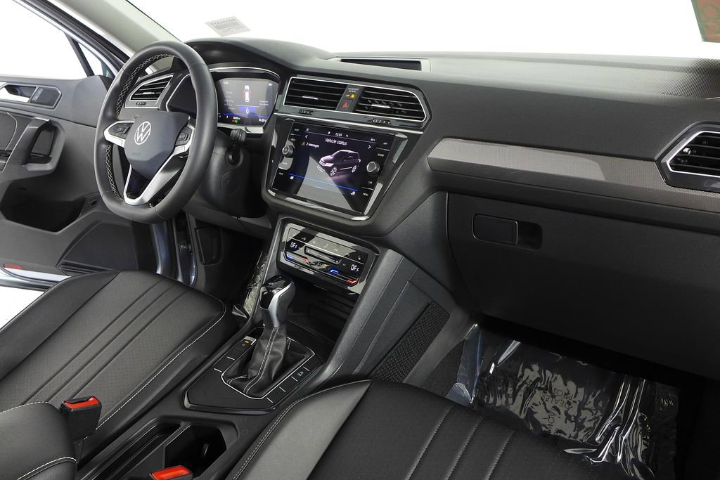 Used 2024 Volkswagen Tiguan SE w/ Panoramic Sunroof Package image 13