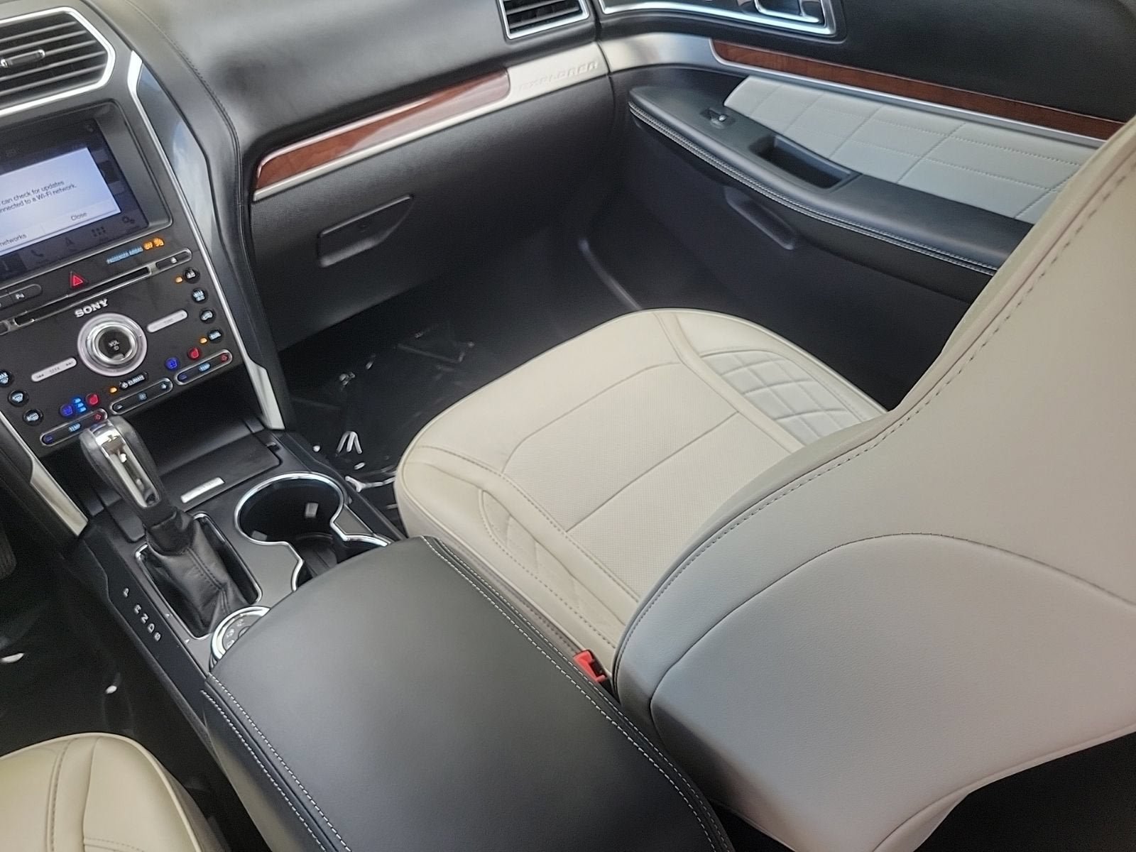 Used 2018 Ford Explorer Platinum AWD/4WD image 17