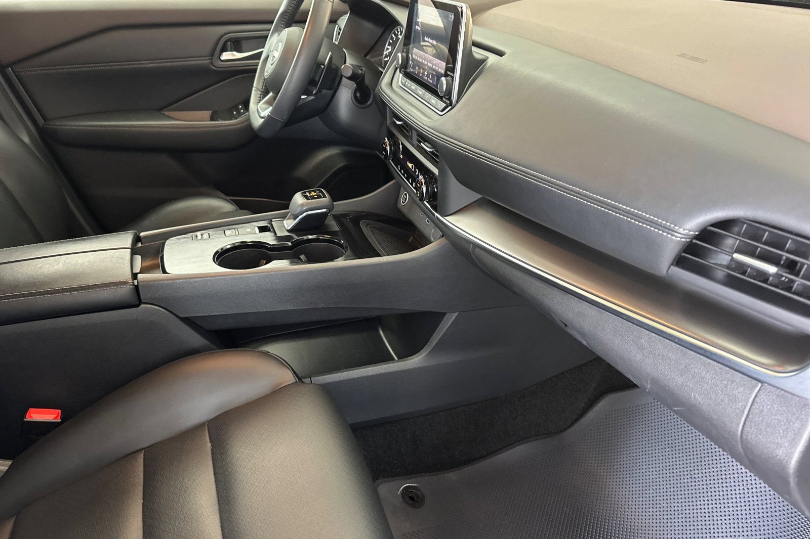 Used 2023 Nissan Rogue SV w/ SV Premium B Package FWD image 19