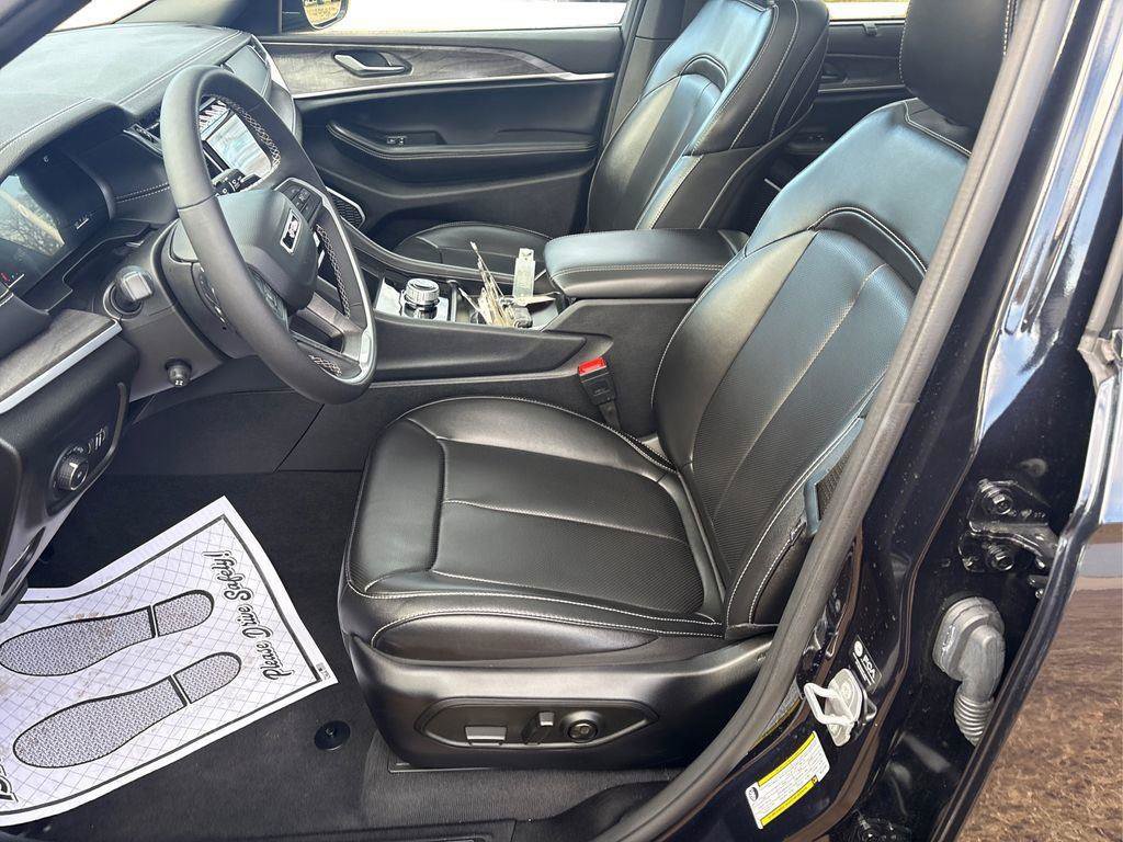 Used 2024 Jeep Grand Cherokee Limited w/ Luxury Tech Group II AWD/4WD image 8