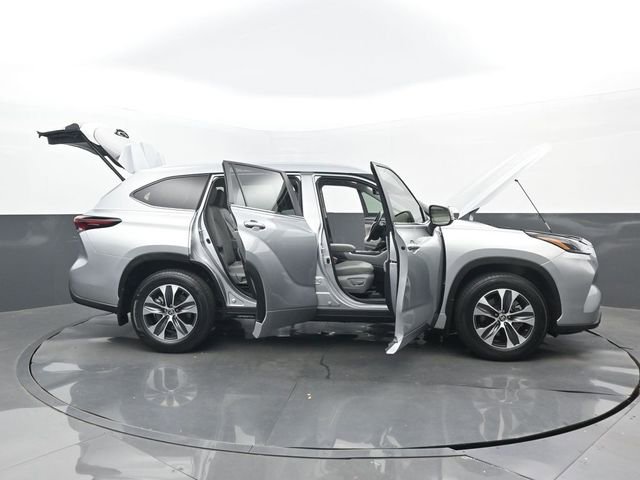 Used 2024 Toyota Highlander XLE FWD image 35