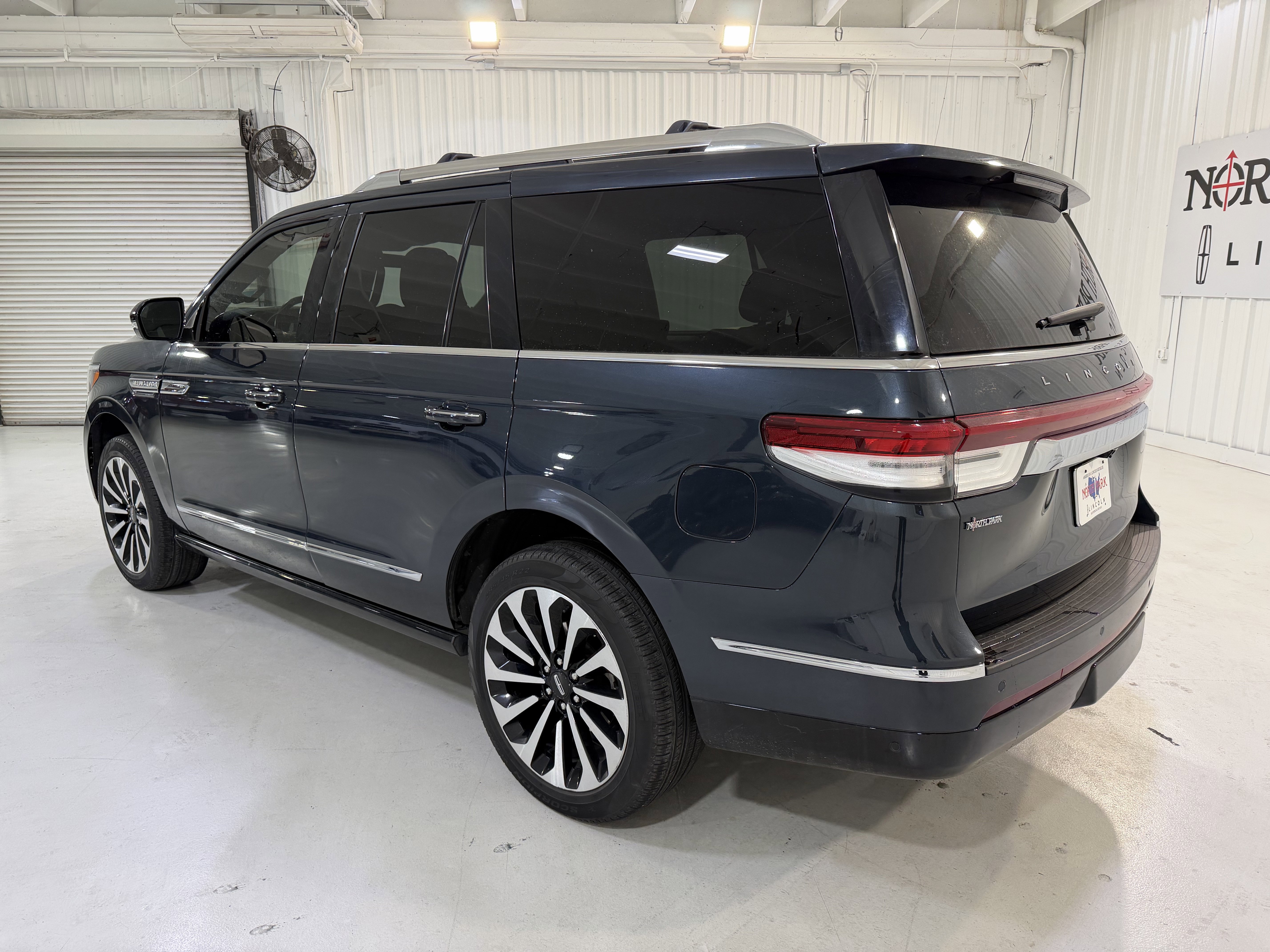 Used 2022 Lincoln Navigator Reserve image 3