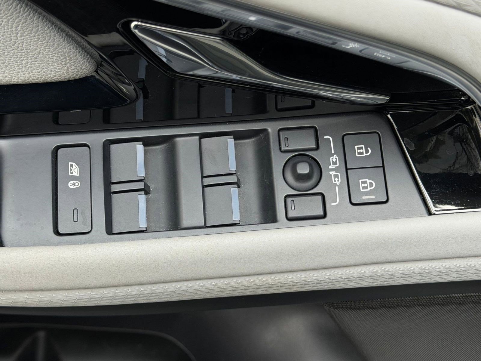 Used 2023 Land Rover Range Rover Evoque R-Dynamic S image 20