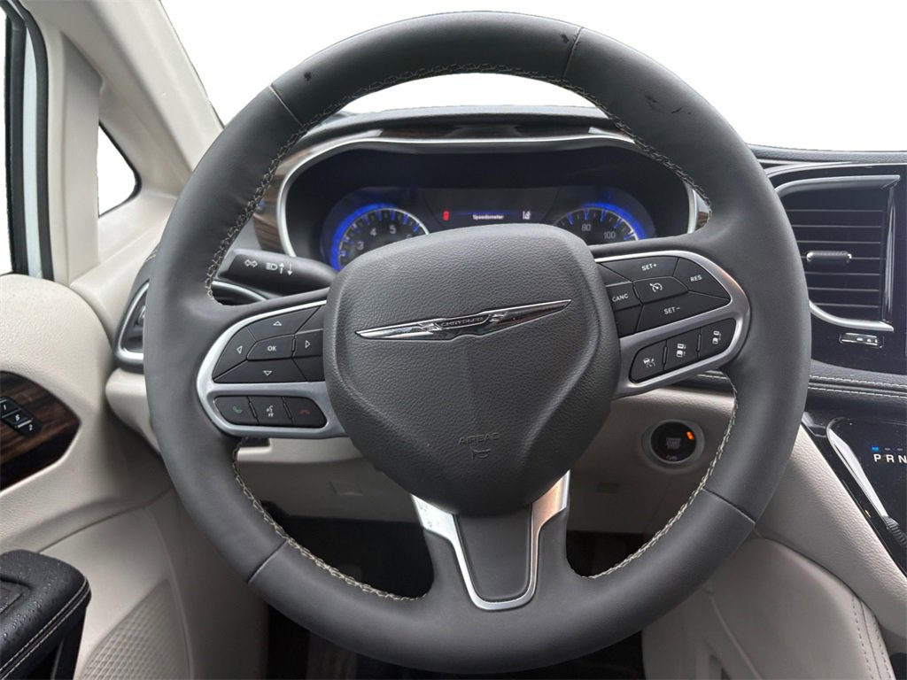 Used 2023 Chrysler Pacifica Limited w/ Trailer Tow Group image 12