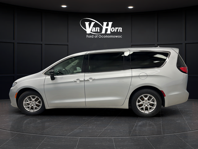 Used 2024 Chrysler Pacifica Touring-L FWD image 4