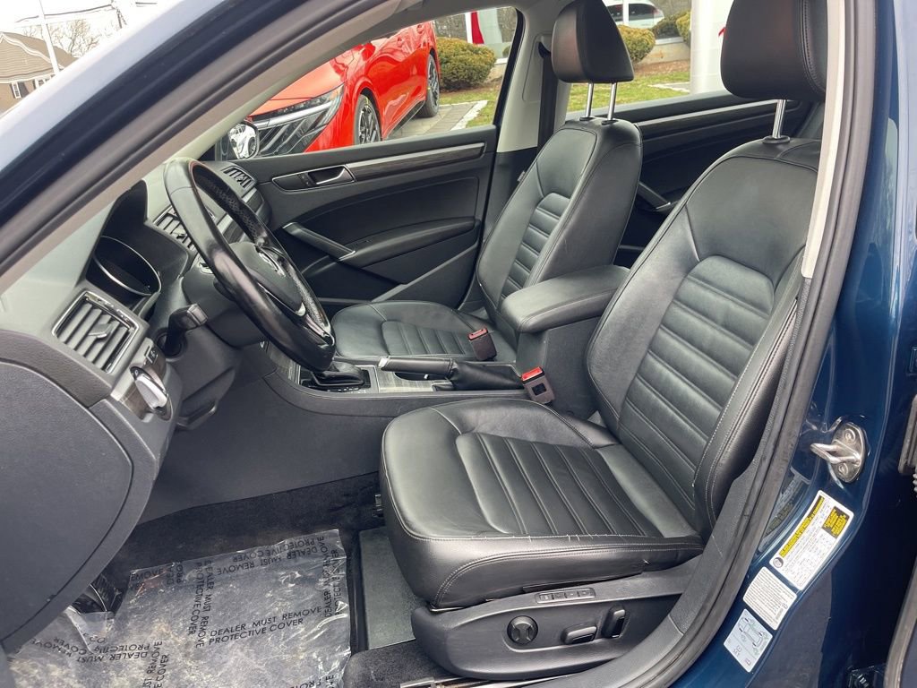 Used 2018 Volkswagen Passat 2.0T SEL Premium image 17