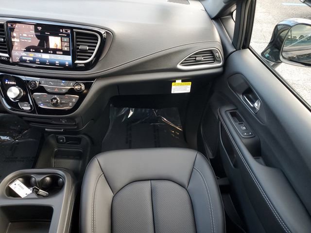 New 2026 Chrysler Pacifica Select w/ S Appearance Package image 17