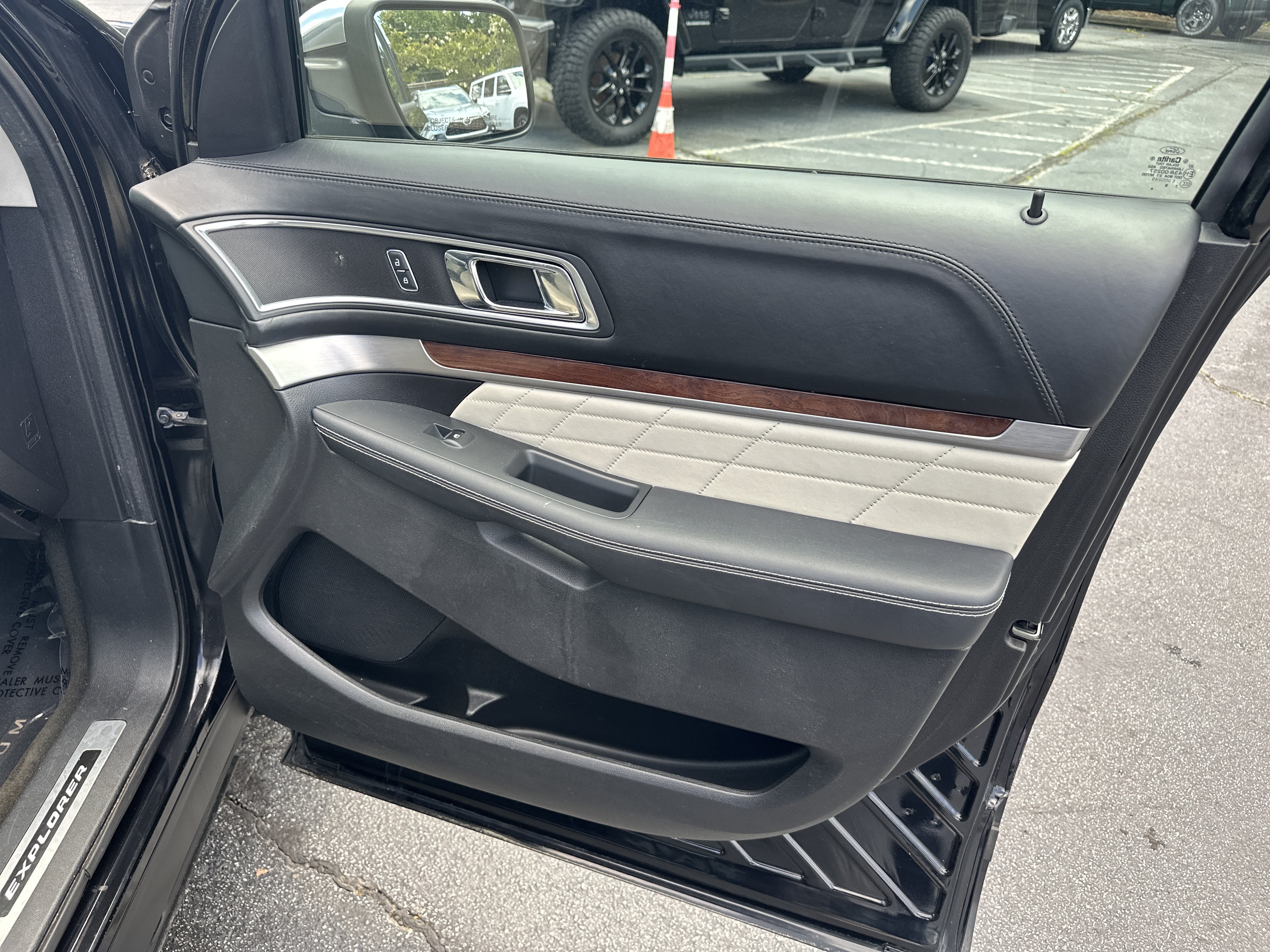Used 2017 Ford Explorer Platinum AWD/4WD image 16