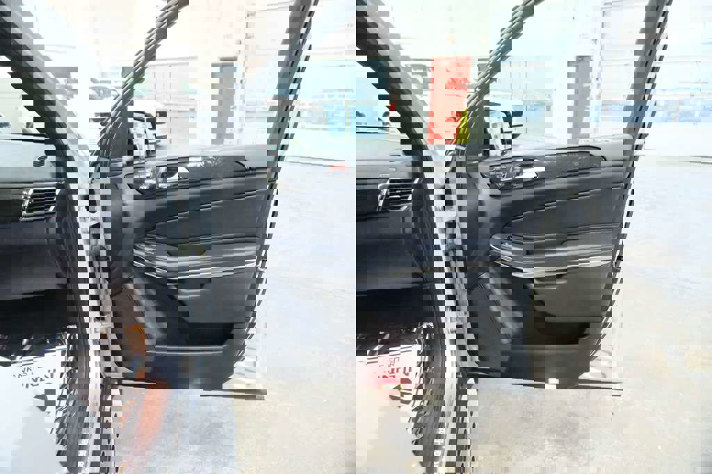 Used 2018 Mercedes-Benz GLS 550 4MATIC w/ Driver Assistance Package image 38