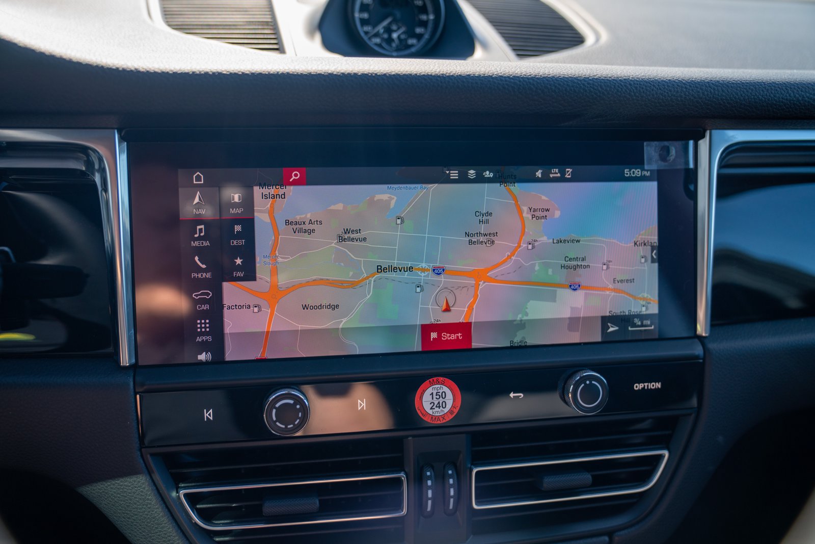 Certified 2026 Porsche Macan AWD/4WD image 17