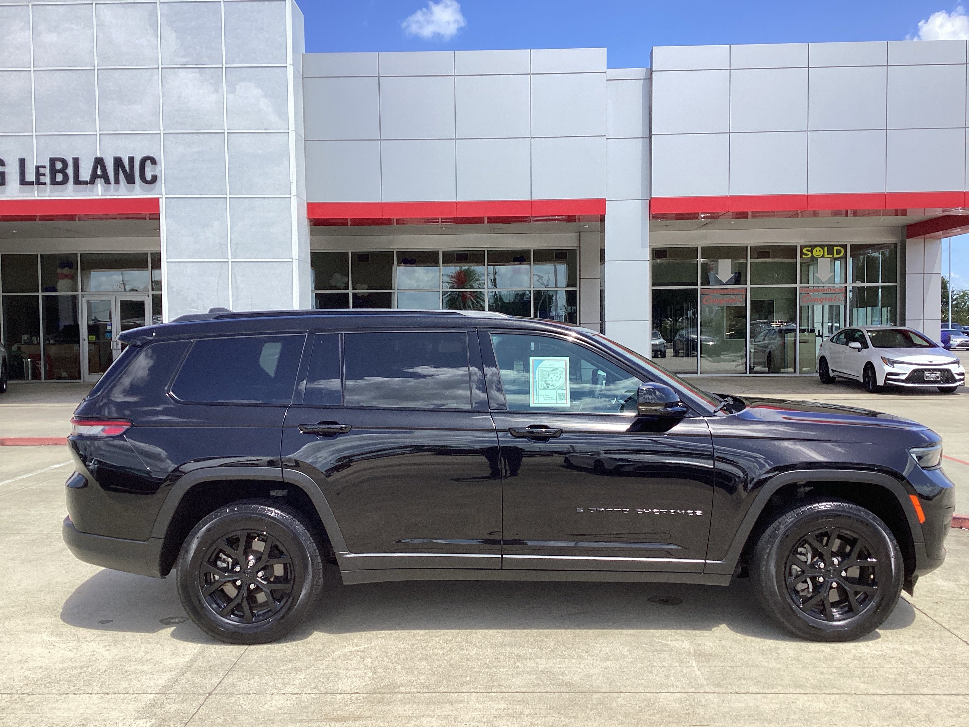 Used 2025 Jeep Grand Cherokee L Laredo RWD image 8
