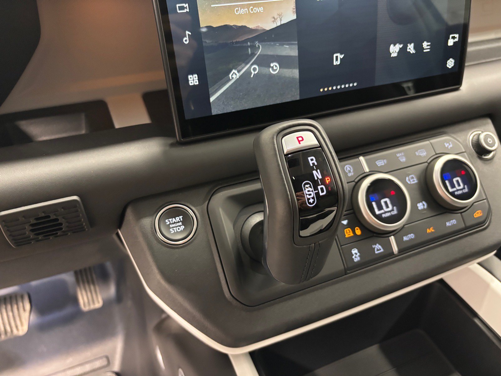 New 2025 Land Rover Defender 130 X-Dynamic SE AWD/4WD image 16