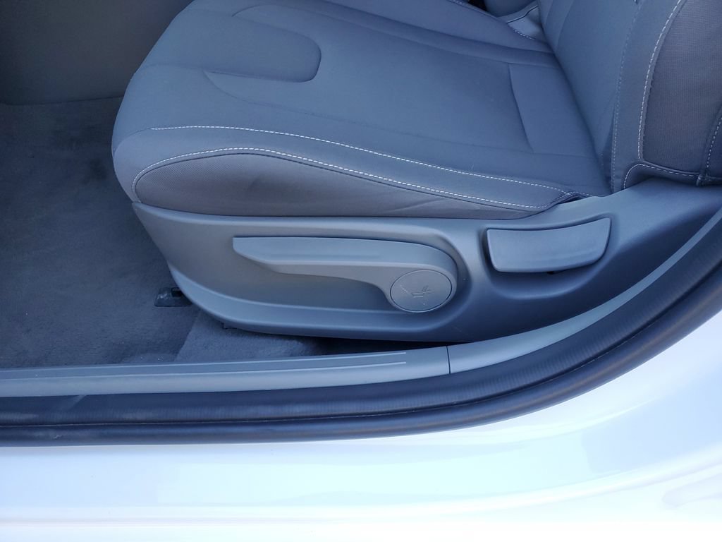 Used 2025 Hyundai Elantra SEL FWD image 17