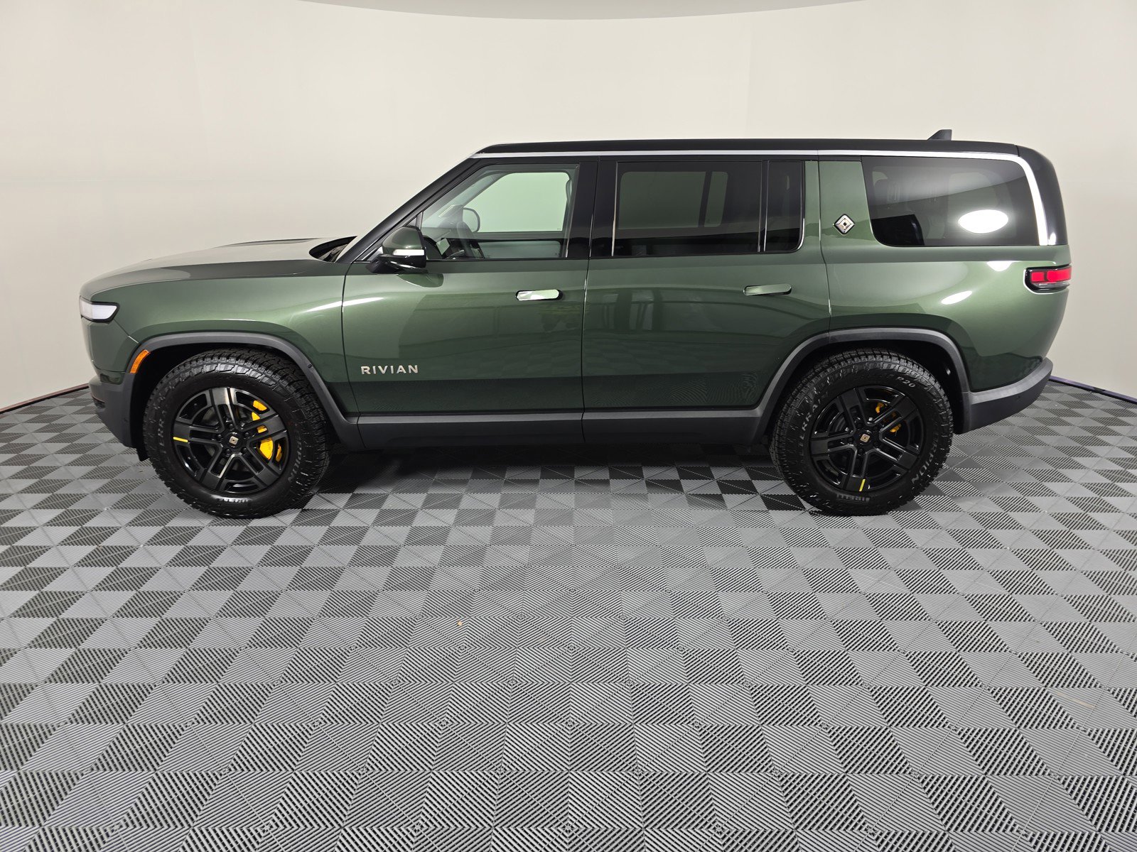 Used 2023 Rivian R1S Adventure AWD/4WD image 2