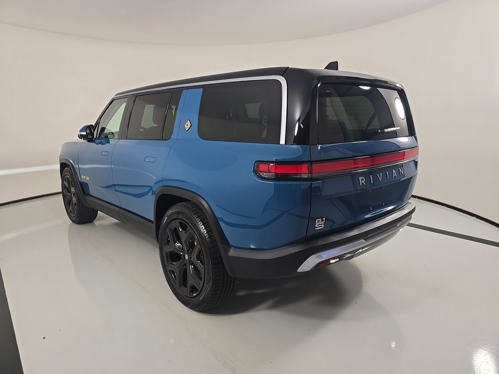 Used 2024 Rivian R1S Adventure AWD/4WD image 3
