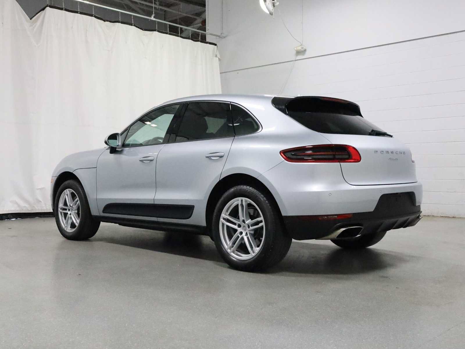 Used 2018 Porsche Macan AWD/4WD image 3