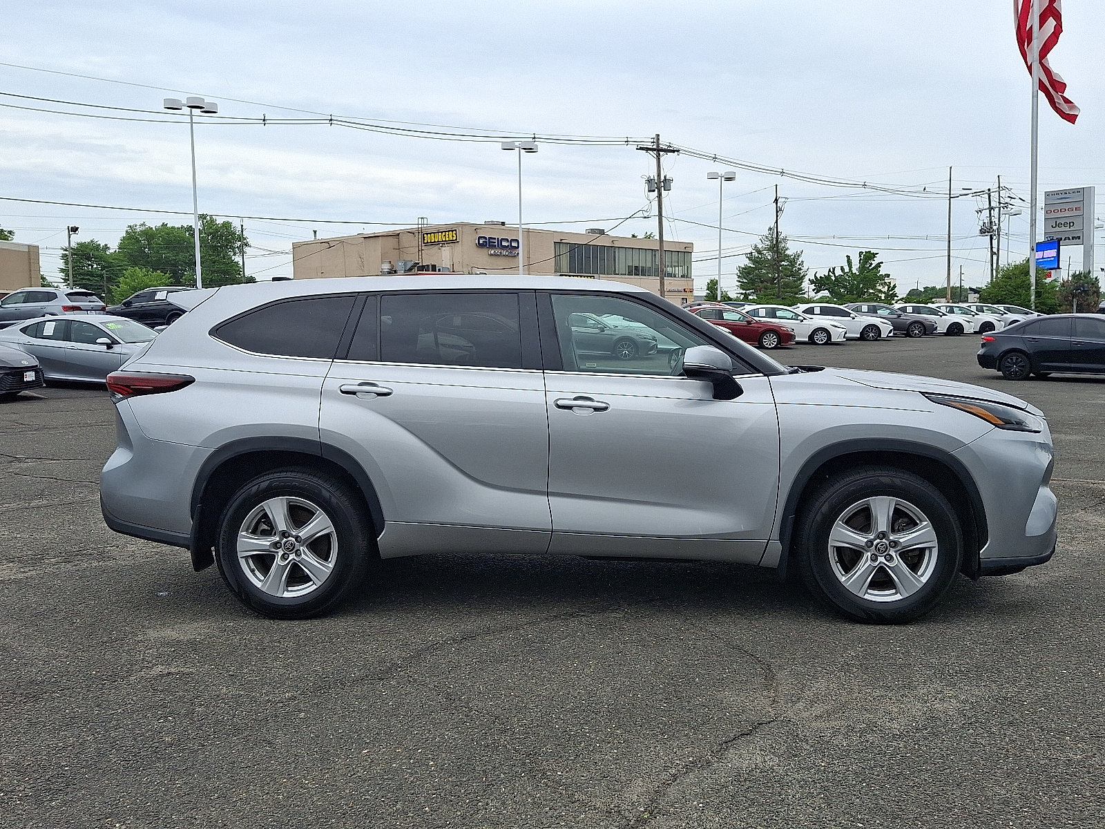 Used 2024 Toyota Highlander LE AWD/4WD image 8