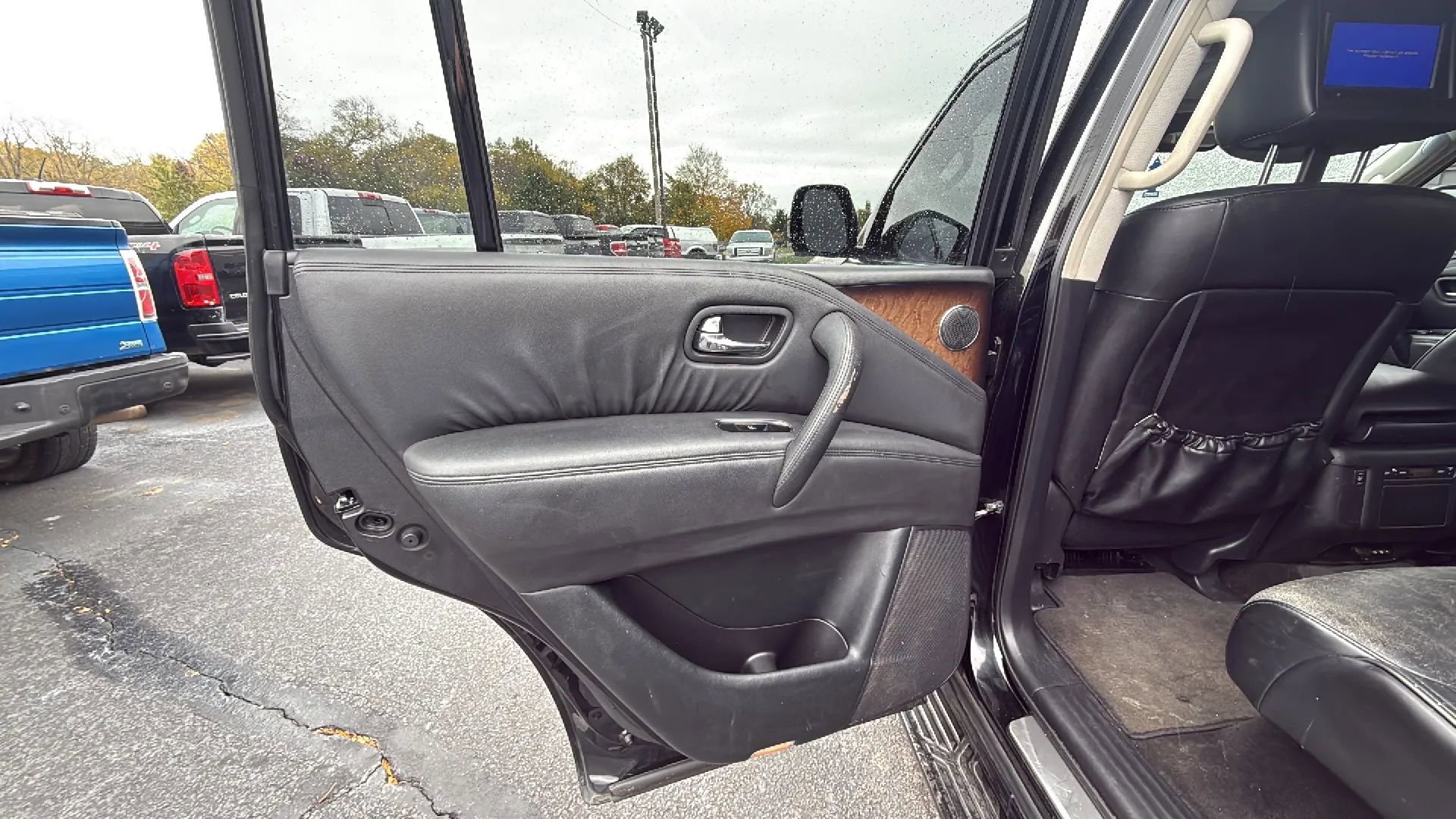 Used 2012 INFINITI QX56 4WD w/ Deluxe Touring Pkg image 11