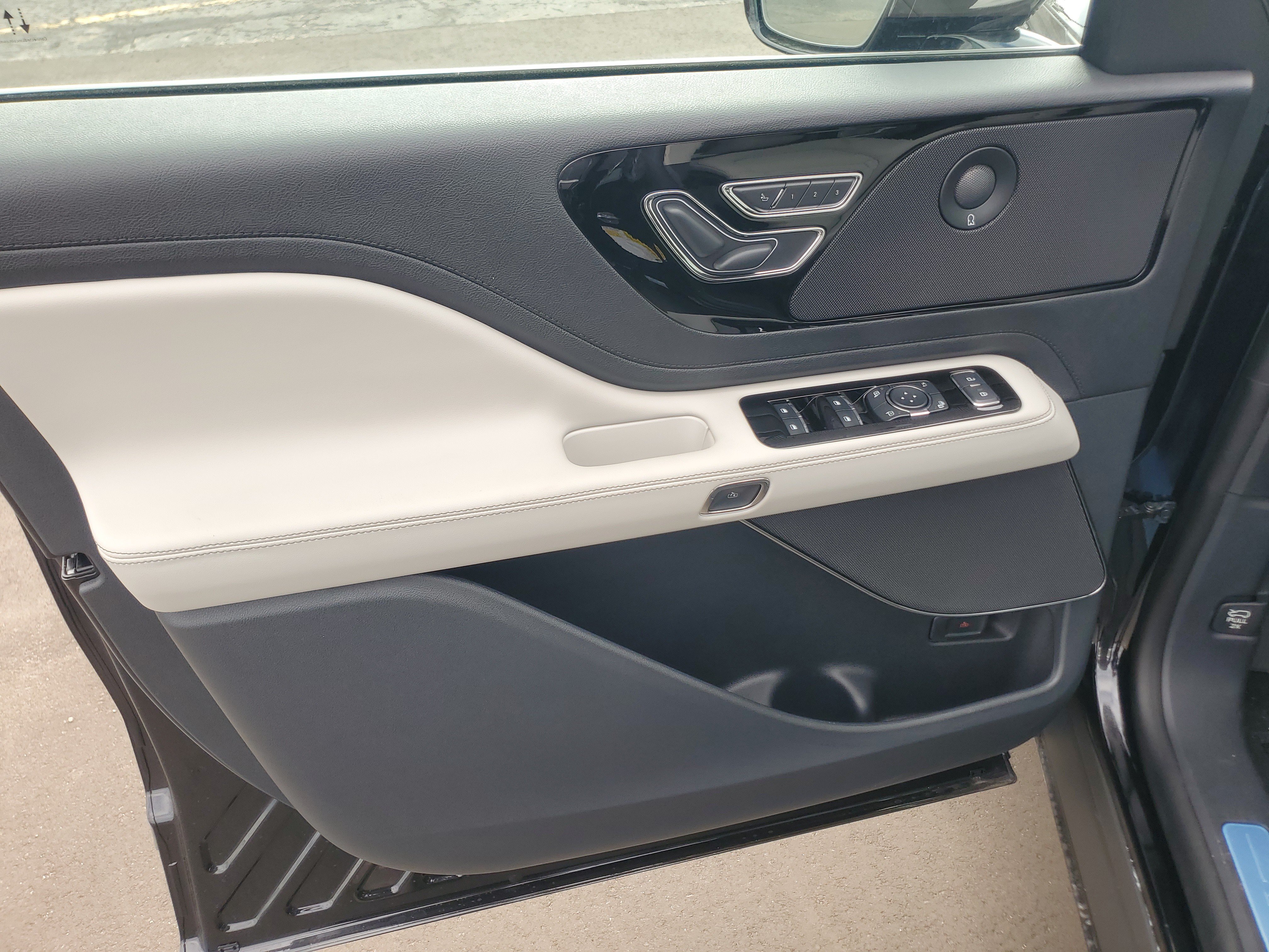 New 2027 Lincoln Aviator AWD image 8