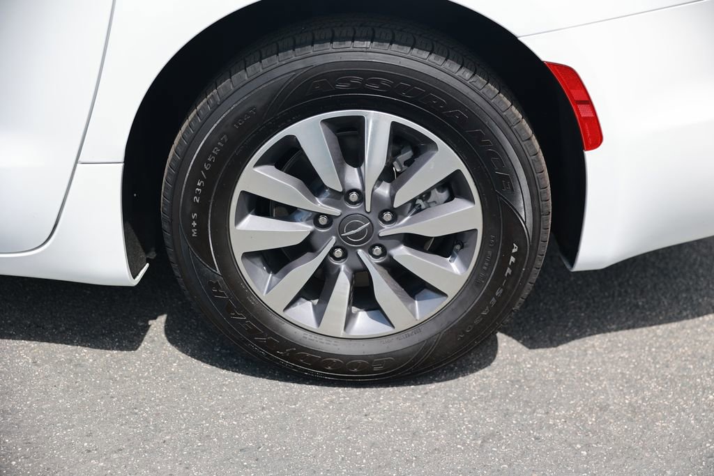 Used 2023 Chrysler Pacifica Touring-L w/ Uconnect Theater Family Group FWD image 10