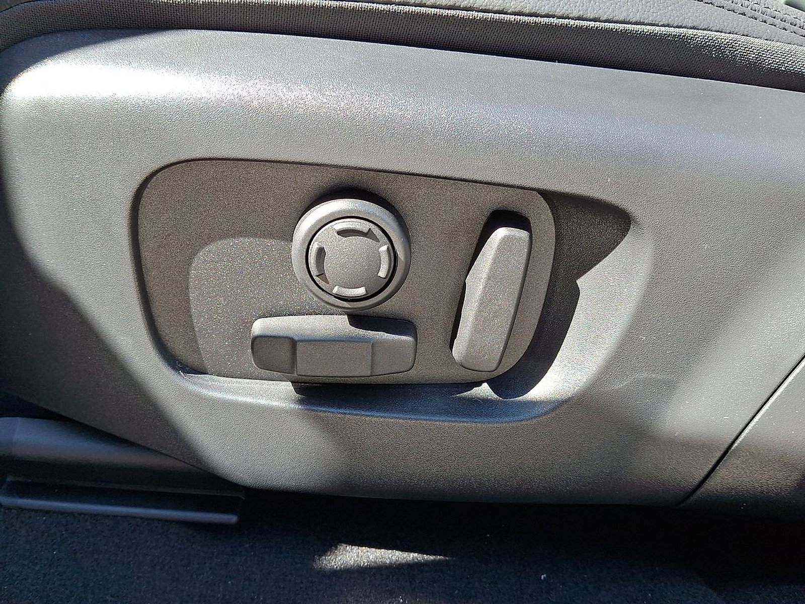 Certified 2025 Land Rover Range Rover Evoque Dynamic SE image 18