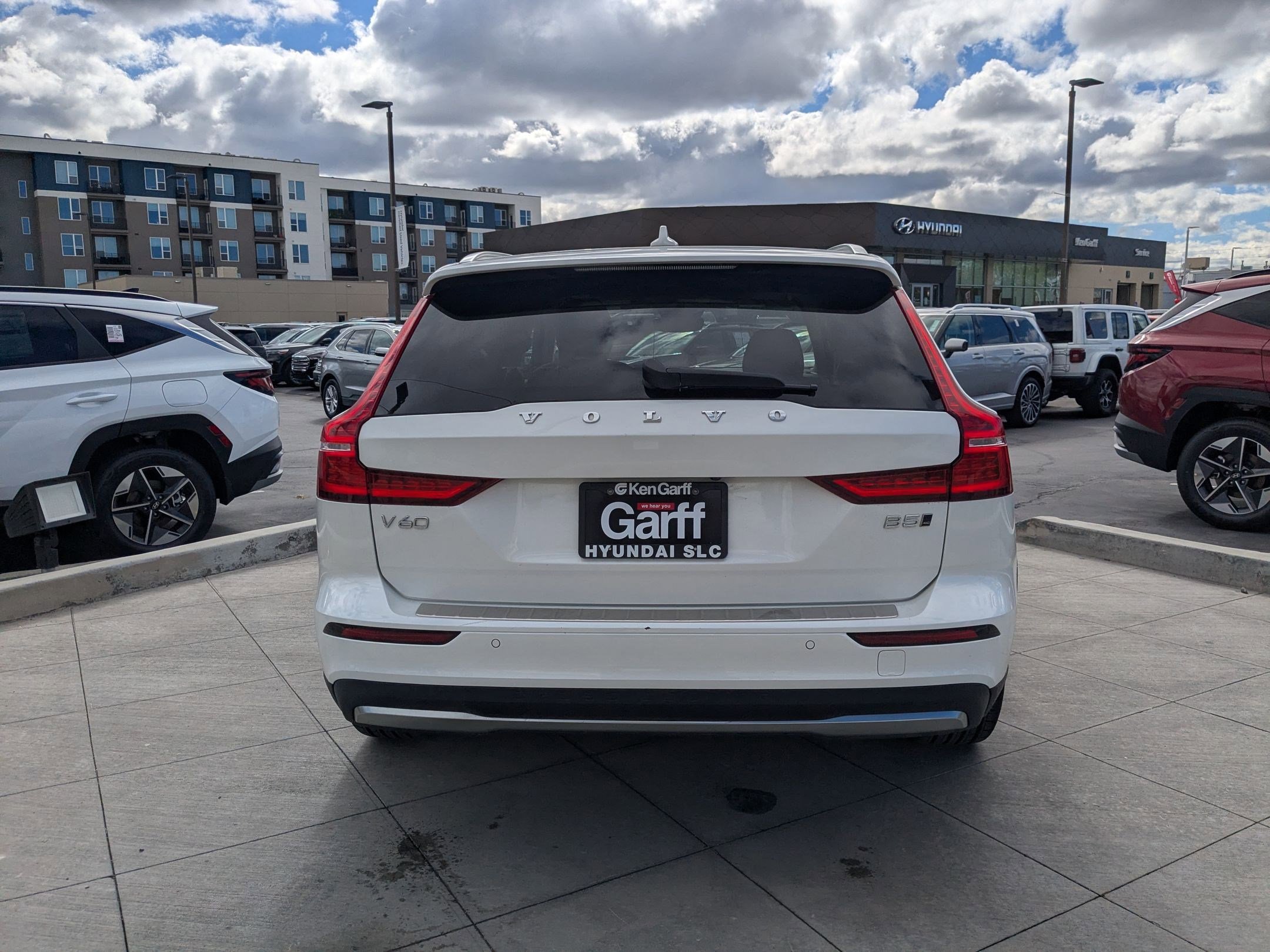 Used 2025 Volvo V60 B5 Cross Country Plus image 5