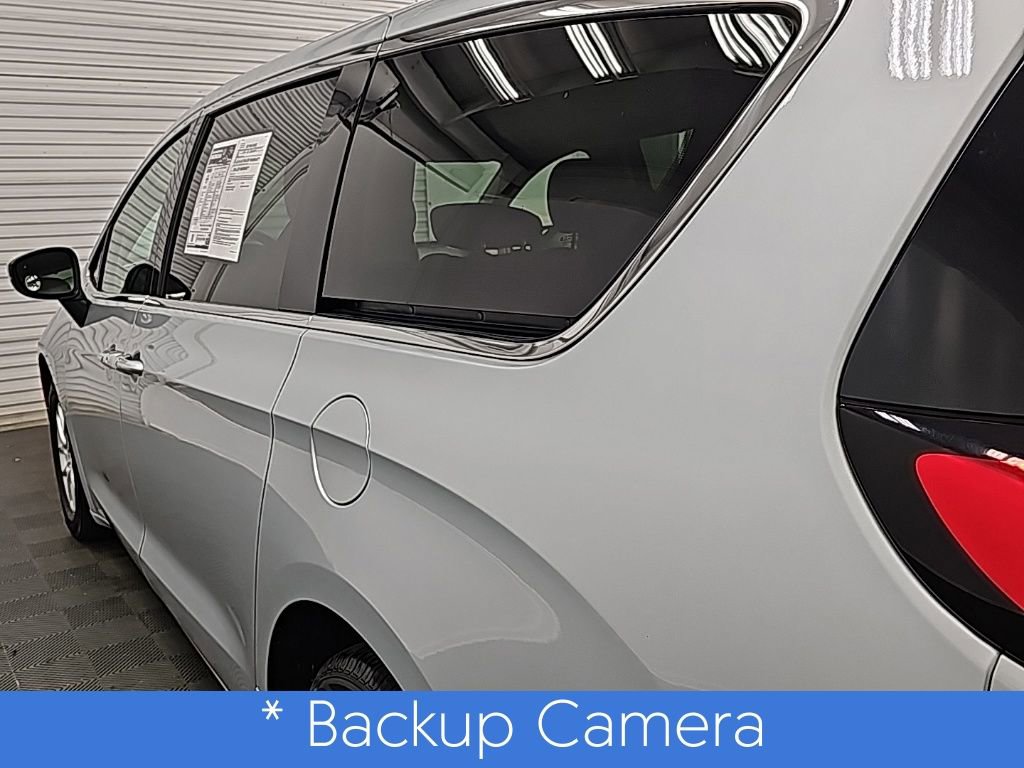 Used 2023 Chrysler Pacifica Touring-L image 6