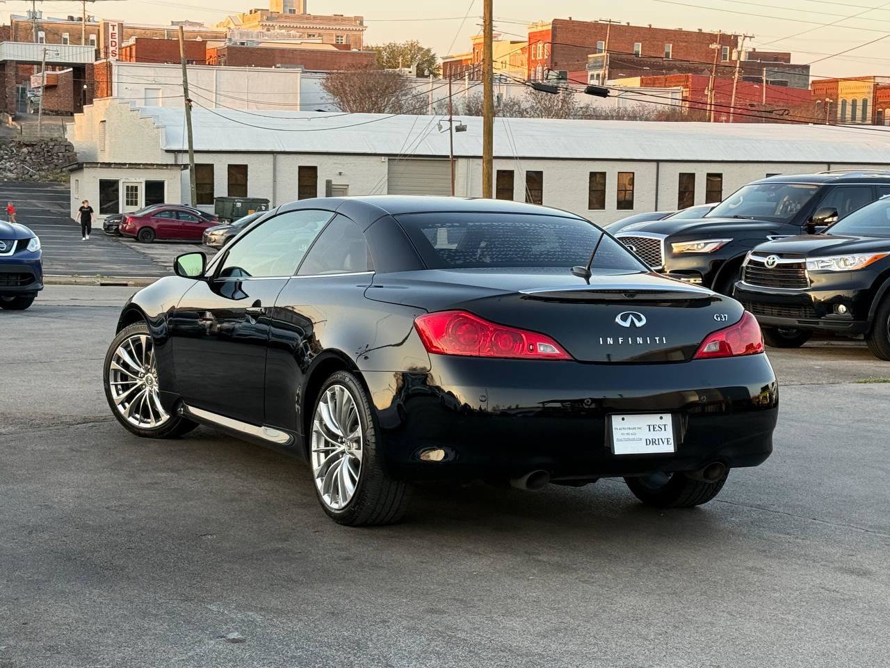 Used 2012 INFINITI G37 Convertible w/ Premium Pkg RWD image 4