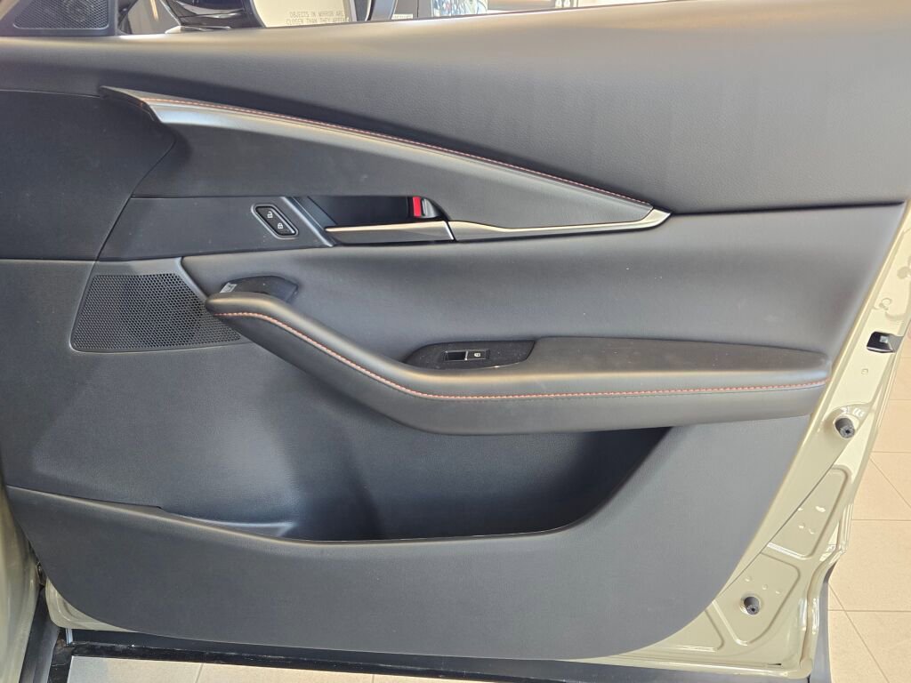 New 2025 MAZDA CX-30 Carbon image 6