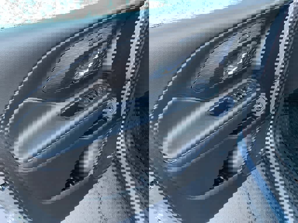 Used 2024 GMC Terrain SLT w/ Infotainment Package II image 21