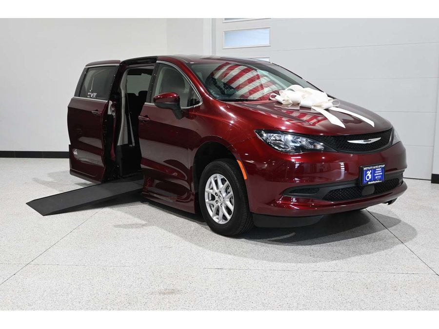 Used 2023 Chrysler Voyager LX FWD image 2
