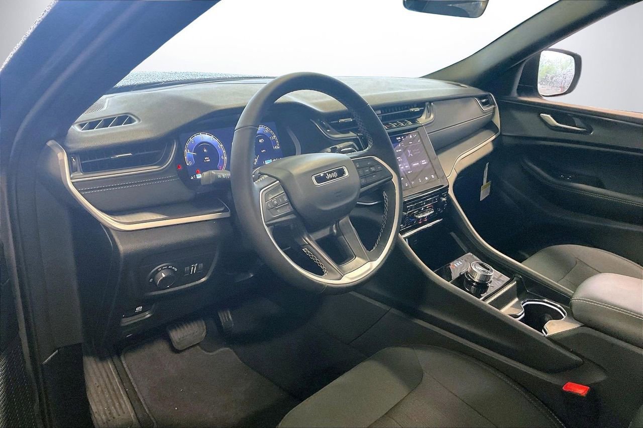 New 2025 Jeep Grand Cherokee Laredo w/ Luxury Tech Group I image 7