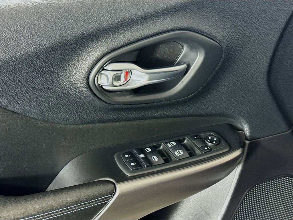 Used 2020 Jeep Cherokee Latitude Plus w/ Cold Weather Group image 17