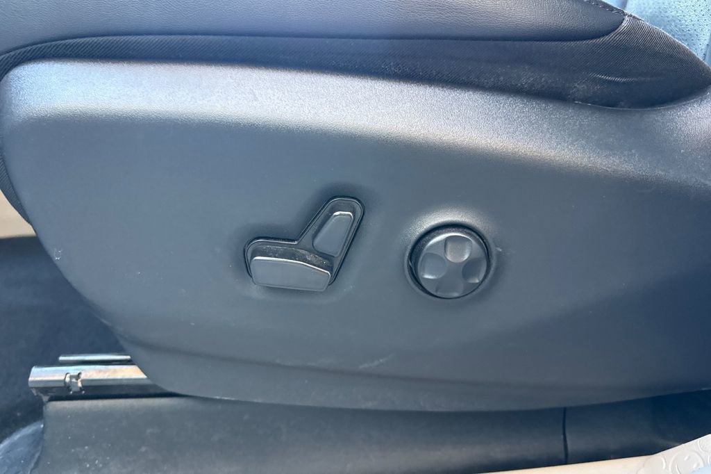 Used 2024 Chrysler Pacifica Touring-L image 19