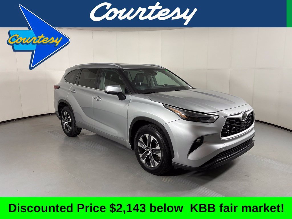 Used 2024 Toyota Highlander XLE FWD image 1