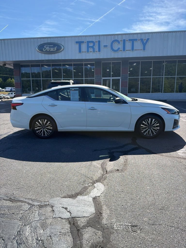 Used 2025 Nissan Altima 2.5 SV FWD image 1