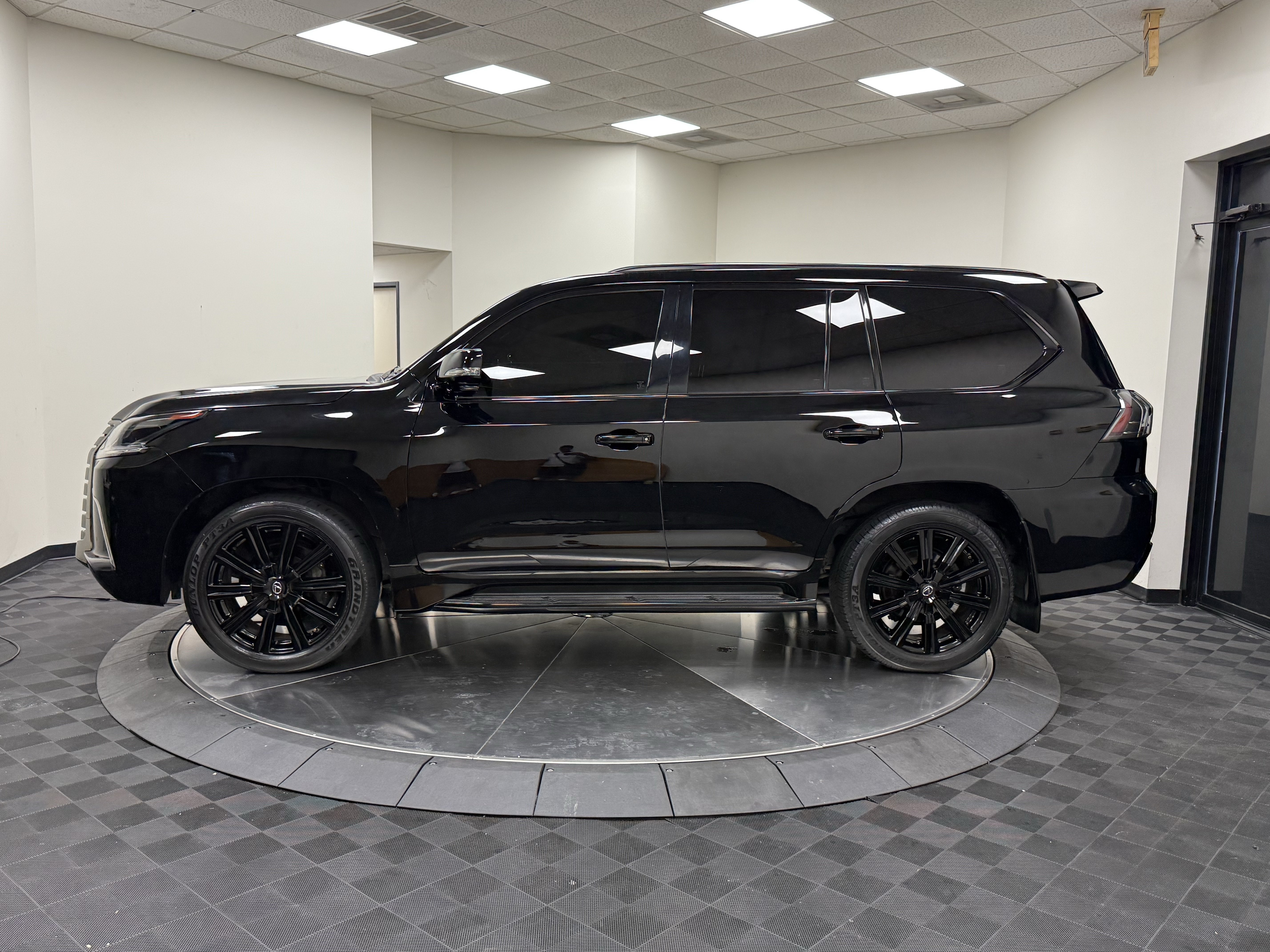 Used 2019 Lexus LX 570 4WD w/ Inspiration Series image 4